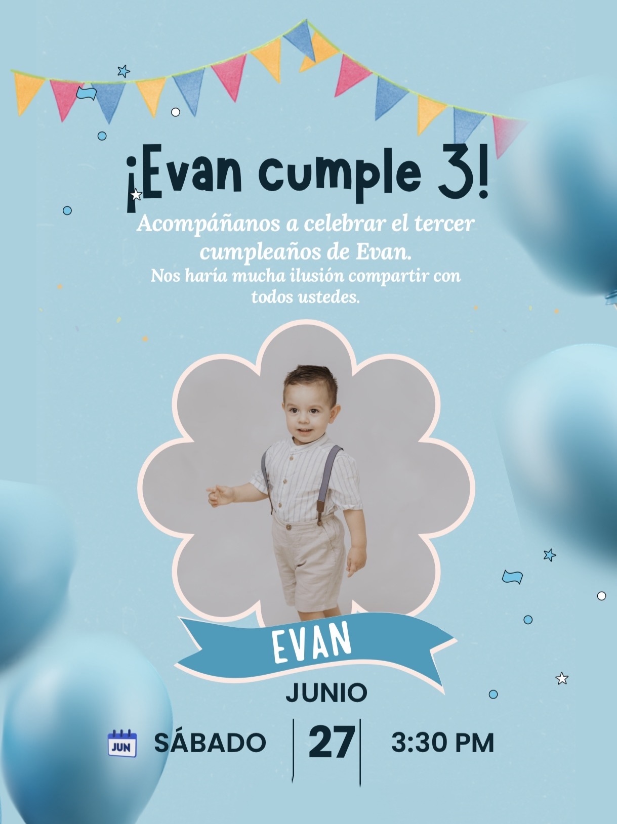 Evan sonriendo con un osito